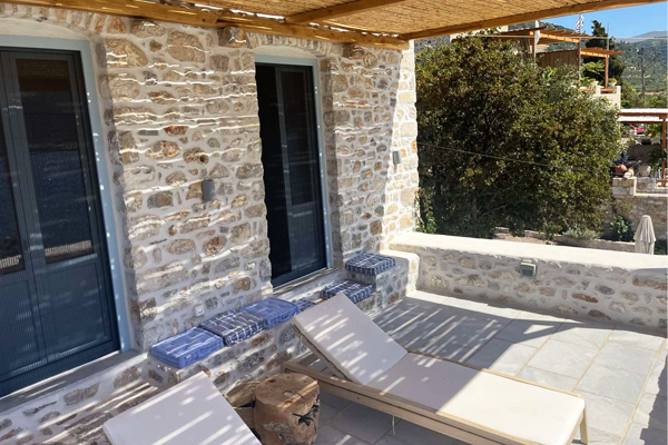 Βεράντα με ξαπλώστρες και πέργκολα στη σουίτα Σίκλος