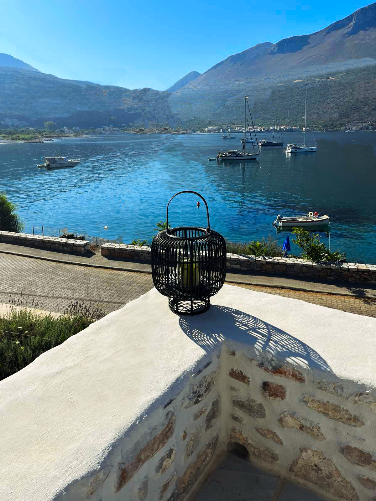 Γωνιακή θέα βεράντας προς την θάλασσα και τον κόλπο του Οιτύλου στη σουίτα Σίκλος, Καραβοστάσι