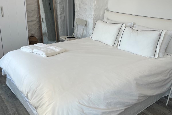 Διπλό κρεβάτι στην κρεβατοκάμαρα της σουίτας Σίκλος