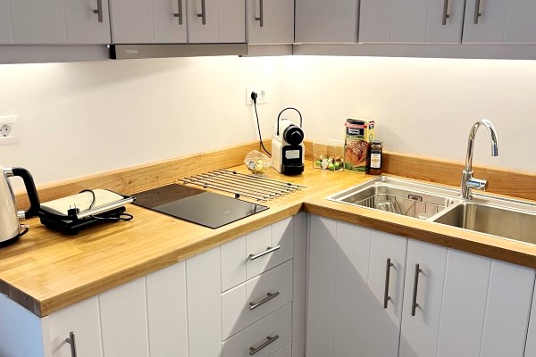 Κουζίνα με πάγκο, ντουλάπια, τοστιέρα, νιπτήρα, βραστήρα, στη σουίτα Σίκλος