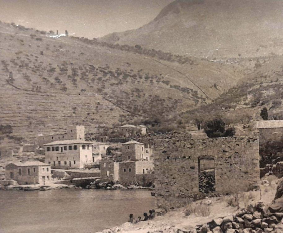 Το Καραβοστάσι Οιτύλου Μάνης παλιά σε ασπρόμαυρη φωτογραφία